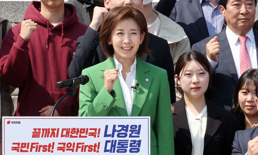 나경원 국민의힘 의원이 11일 오후 국회 본청 앞 계단에서 대선 출마 선언을 하기 전 기념사진을 찍고 있다. 김경호 선임기자 jijae@hani.co.kr