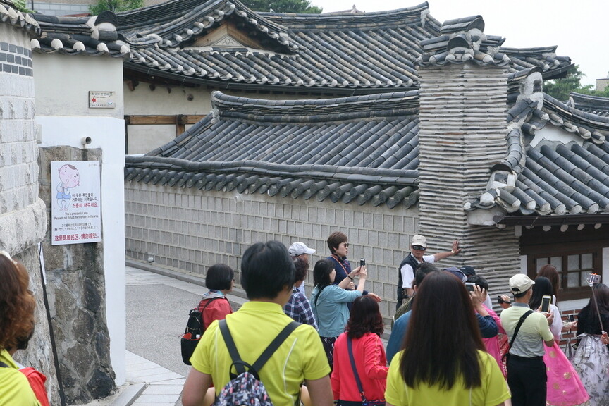  Bukchon residents are slaves.” Tourists flood the street as usual on June 23. (by Kim Hyun-dae