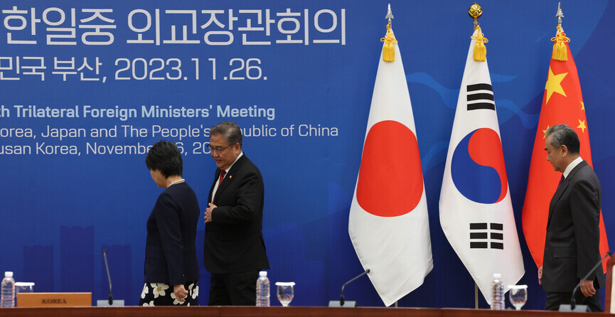 Foreign Minister Yoko Kamikawa of Japan, Foreign Minister Park Jin of South Korea, and Foreign Minister Wang Yi of China enter their trilateral meeting held in Busan’s APEC House on Nov. 26. (Yonhap)