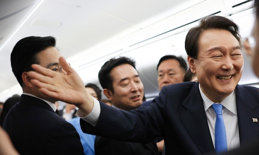 President Yoon Suk-yeol of South Korea speaks to the press aboard the presidential jet after boarding at Logan International Airport in Boston on April 29 at the end of his state visit to the US. (courtesy of the presidential office/Yonhap)