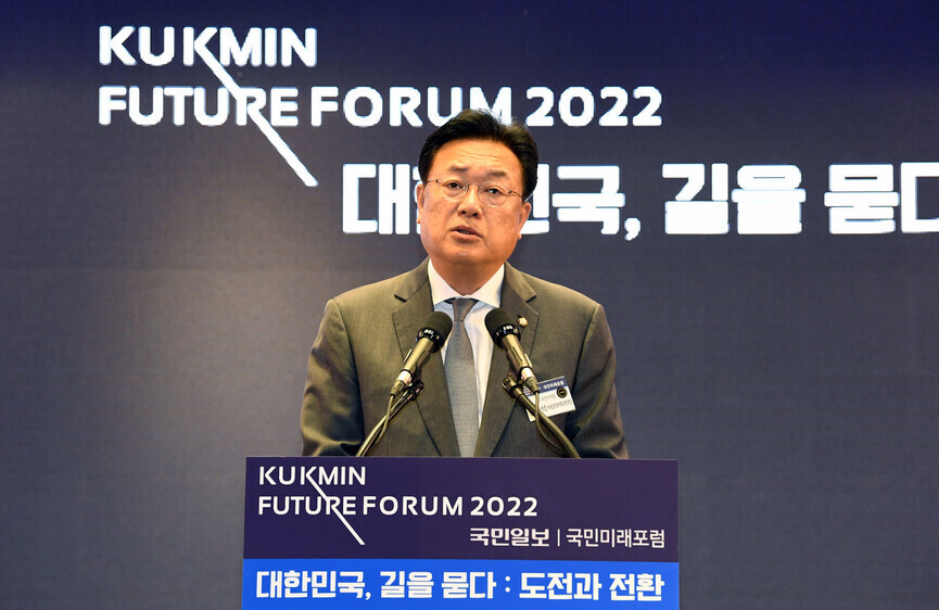 Chung Jin-suk, interim leader of the People Power Party, speaks at the Kukmin Future Forum 2022 on Oct. 12 in Yeouido, Seoul. (Yonhap)