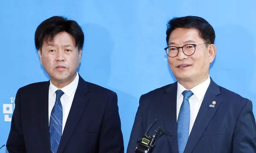 Song Young-gil and Kim Yong at the National Assembly on July 17