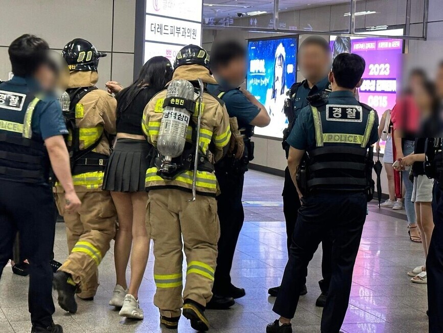 Firefighters and police respond to misreports of a gas attack and person on an armed rampage at Sinnonhyeon Station in Seoul on Aug. 6. (Yonhap)