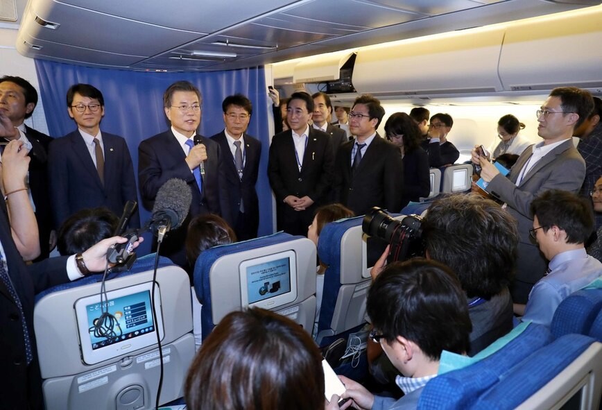President Moon Jae-in speaks to reporters on his flight back to Korea on Sept. 21 following his visit to the UN General Assembly in New York. (by Kim Kyung-ho
