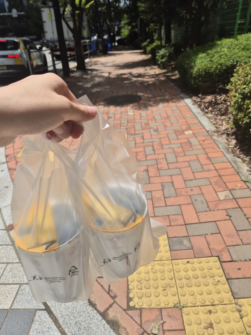 2025년 7월22일 서울 마포구의 한 오피스텔로 음료를 배달하고 있다. 신다은 기자