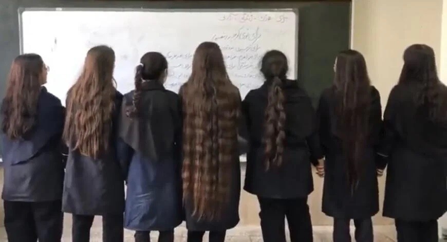 이란의 10대들이 히잡을 착용하지 않은 채 이란 반정부 시위대의 노래인 셰르빈 하지푸르의 &lt;위하여&gt;를 부르고 있다. https://twitter.com/AlinejadMasih/status/1576911788964081664
