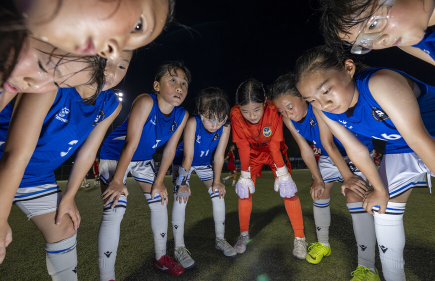 2025년 7월31일 저녁 경남 창녕스포츠파크에서 열린 첫 경기의 하프타임, 인천 가림초 선수들이 경기에 뒤진 상황에서 감독의 작전 지시를 듣고 있다. 창녕(경남)=김진수 선임기자 