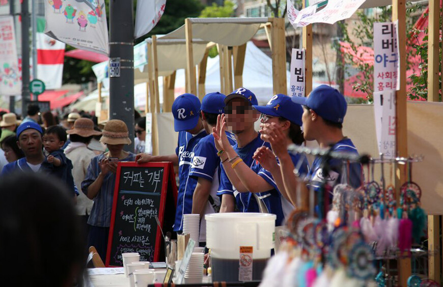 2019년 5월 지역 음식축제에 참여해 음료를 팔고 있는 푸른고래 리커버리센터 ‘은둔 청년들’. 푸른고래 리커버리센터 제공