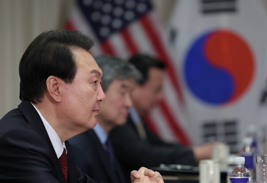 President Yoon Suk-yeol receives a briefing from US Defense Secretary Lloyd Austin at the Pentagon in Washington on April 27. (Yoon Woon-sik/The Hankyoreh)