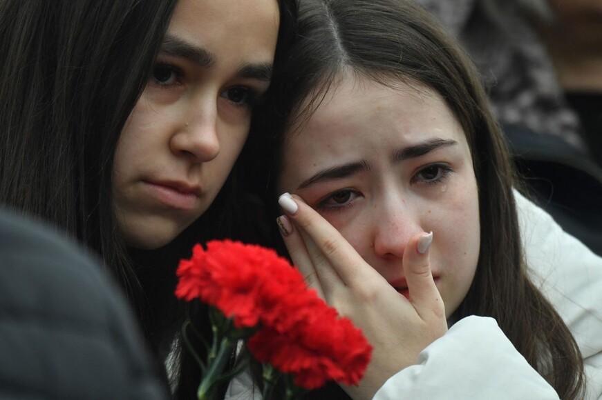 지난 22일(현지시각) 모스크바 외곽 크라스노고르스크에서 총기 공격이 발생한 가운데, 23일 시민들이 테러 현장인 크로커스 시티홀 앞에서 희생자들을 추모하고 있다. AFP 연합뉴스