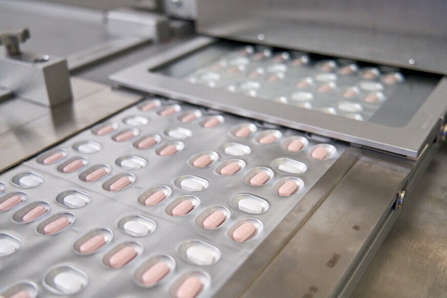 This undated photo shows Pfizer’s oral COVID-19 pill Paxlovid, which was granted emergency use authorization by the FDA on Wednesday. (Yonhap News)