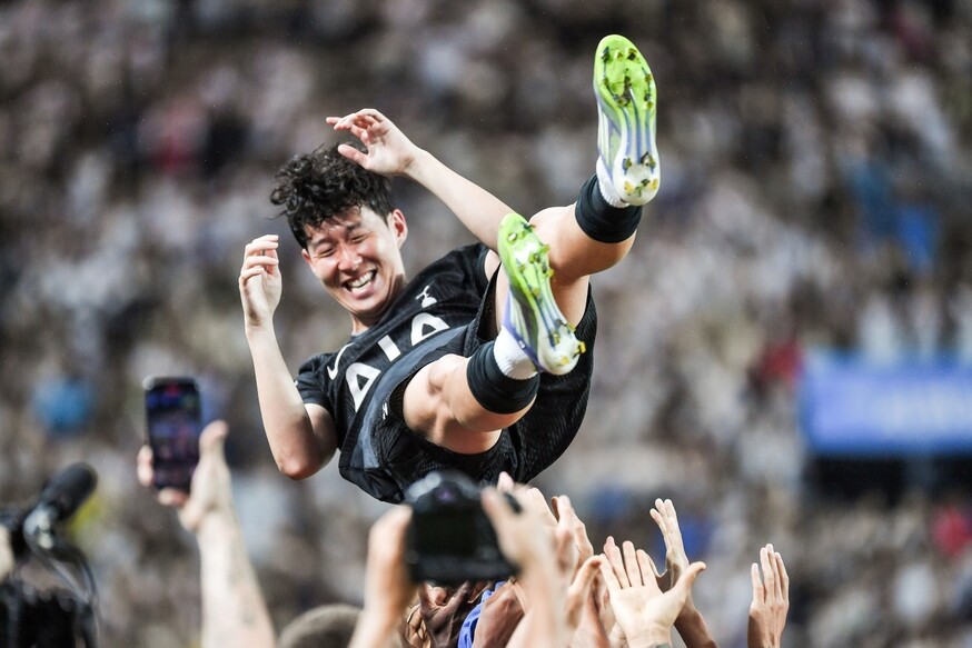 Son Heung -min (Tottenham Hotspur) is receiving a rinse of his colleagues after playing the last game as a Tottenham and Newcastle United friendly match at the Seoul World Cup Stadium on the 3rd. Coupang Play provided