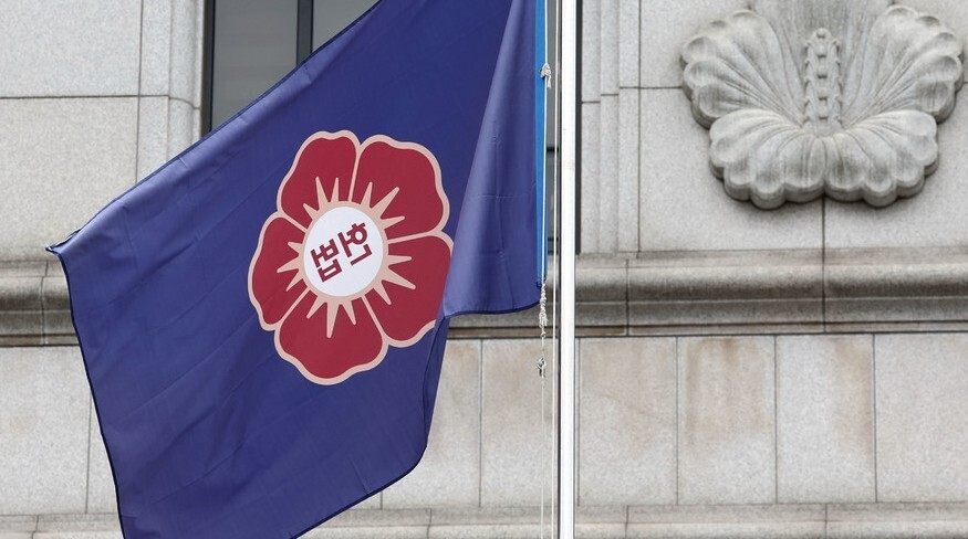 The flag of the Constitutional Court flies outside the courthouse in Seoul’s Jongno District on March 23. (Yonhap)