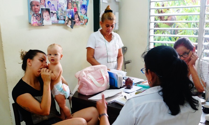쿠바 마을진료소인 콘술토리오에 엄마와 아이가 정기 검진을 받으러 방문했다. 가족주치의 외에도 소아과 의사와 간호사가 함께 의견을 나누는 중이다. 북드라망 제공