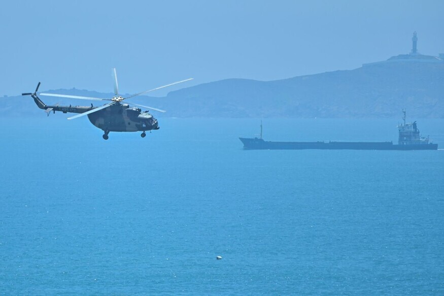 A Chinese military helicopter flies off the coast of Fujian Province, across the strait to Taiwan, on Aug. 4. (AFP/Yonhap News)