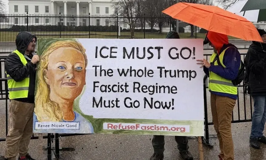 Protesters hold up a sign in Lafayette Square outside the White House in Washington, DC, at a rally on Jan. 10, 2026, protesting Immigration and Customs Enforcement (ICE) after one of its agents shot and killed Renee Nicole Good in Minneapolis. (Kim Won-chul/Hankyoreh)
