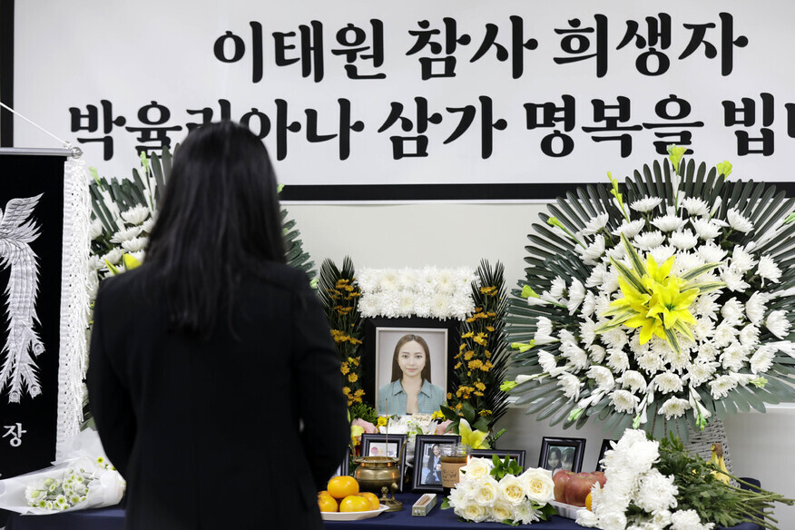 A coworker of Yuliana Pak, a teacher who lost her life in the deadly Itaewon crowd crush, pays her respects at Pak’s wake, held in Incheon on Nov. 3. (Kim Myoung-jin/The Hankyoreh)