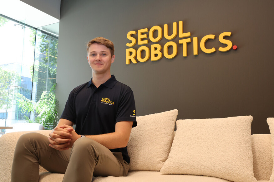 Evan Thomas, a business development manager at Seoul Robotics, sits for a photo at the company’s office in Seoul’s Gangnam District on May 14, 2024. (Kim Hye-yun/The Hankyoreh)