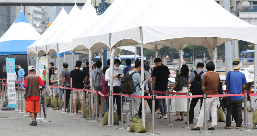 [속보] 코로나19 신규 확진자 1372명…접종완료율 29.6% - 한겨레