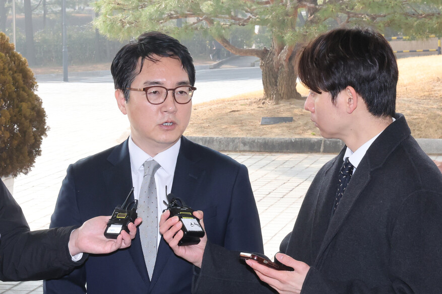 심우정 검찰총장이 2025년 3월10일 오전 서울 서초구 대검찰청으로 출근하며 기자들의 질문에 답하고 있다. 한겨레 김혜윤 기자 unique@hani.co.kr