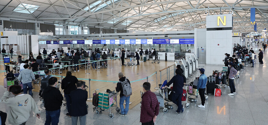 Travelers wait for departure procedures at Terminal 1 of the Incheon International Airport on March 30, amid an upsurge in travel abroad due to relaxing of quarantine requirements. (Yonhap News)