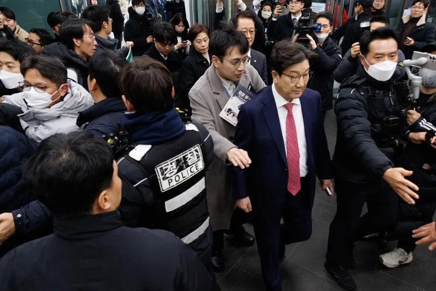 권성동 국민의힘 원내대표가 설 연휴를 앞둔 24일 오전 서울역에서 시민들에게 귀성인사를 하던 중 항의를 받고 있다. 공동취재사진