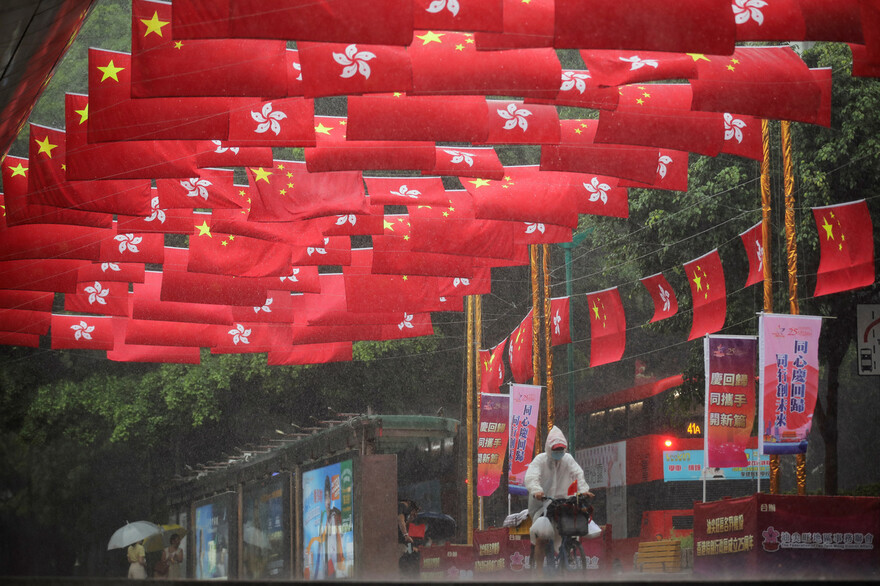 지난달 30일 홍콩 반환 25주년 기념일을 하루 앞둔 홍콩 거리에 중국 국기와 홍콩 국기가 걸려 있다. 홍콩/로이터 연합뉴스