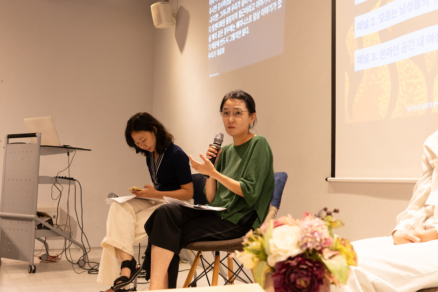 추지현 서울대 사회학과 교수(오른쪽)가 2024년 8월27일 서울 마포구 한국성폭력상담소에서 여성혐오와 페미사이드를 주제로 발표하고 있다. 한국성폭력상담소 제공