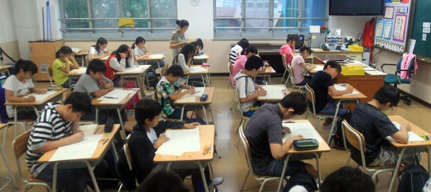 2011년 7월12일 인천시 남구 문학초등학교에서 6학년 학생들이 ‘2011 국가 수준 학업성취도 평가’를 치르고 있다. 연합뉴스