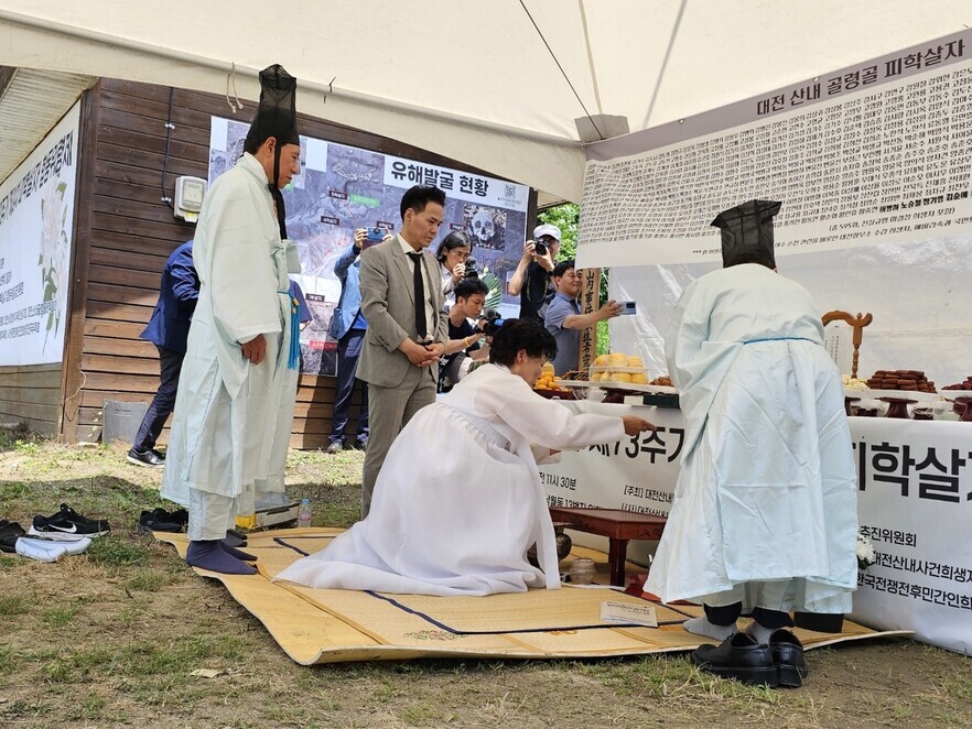 Jeon Mi-gyeong, president of the Daejeon Sannae Incident Victim Family Members’ Association, places libations on an altar for ancestral rites at a joint ceremony for consoling the spirits of those slain in the Gollyeong Valley massacre in Sannae, held on June 27, 2023. (Choi Ye-rin/The Hankyoreh)