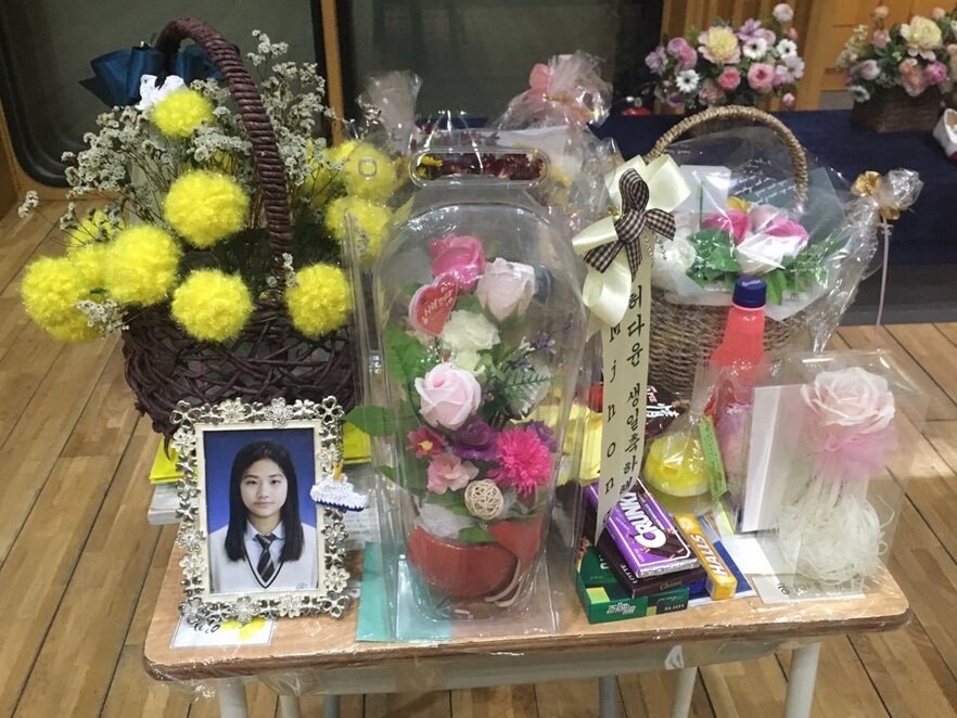 [Photo] Remember two young victims from the Sewol ferry disaster