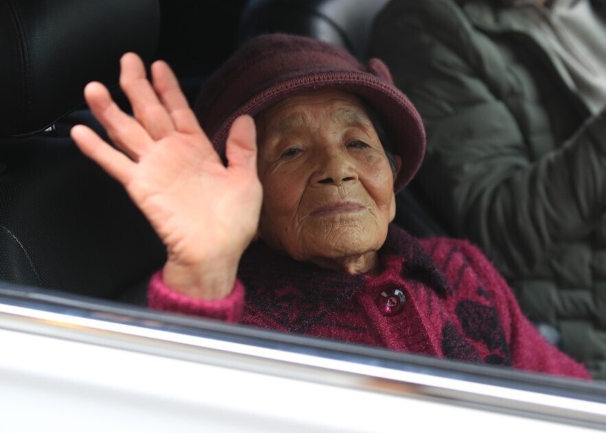 Park Pil-geun waves goodbye as she leaves the Museum of Military Sexual Slavery by Japan in Daegu. (Park Jong-shik/The Hankyoreh)