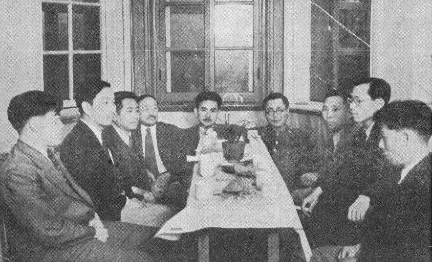 1950년 5월20일 국민보도연맹 월간지 <창조> 창간호 편집회의. 콧수염을 한 오제도 검사가 한가운데 앉아 있다. 그 왼쪽은 보도연맹 명예간사장인 정백이, 오른쪽은 당시 국방부 정훈국장이던 이선근이 있다. 경향신문