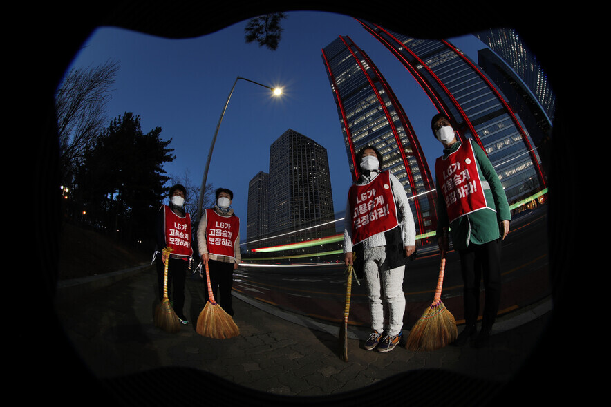 Laid-off janitorial workers pose for a photo for the Hankyoreh. (Lee Jeong-a/The Hankyoreh)