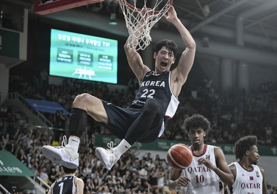 The Korean men's basketball team gained popularity for the dynamic match of the New Year's harmony in the evaluation match against Japan and Qatar. The photo shows Junseok Yeo in the 4th game on the 20th. Provided by the Korea Basketball Association
