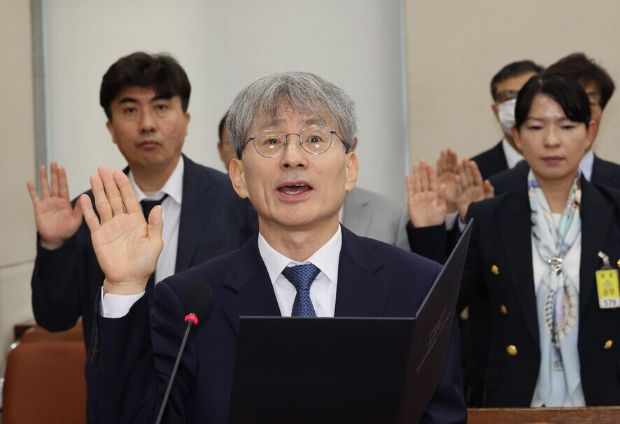 Kim Kwang-dong, the chairperson of Korea’s Truth and Reconciliation Commission, is sworn in as he appears before the National Assembly’s Public Administration and Security Committee for a parliamentary inspection on Oct. 13. (Kim Bong-gyu/The Hankyoreh)