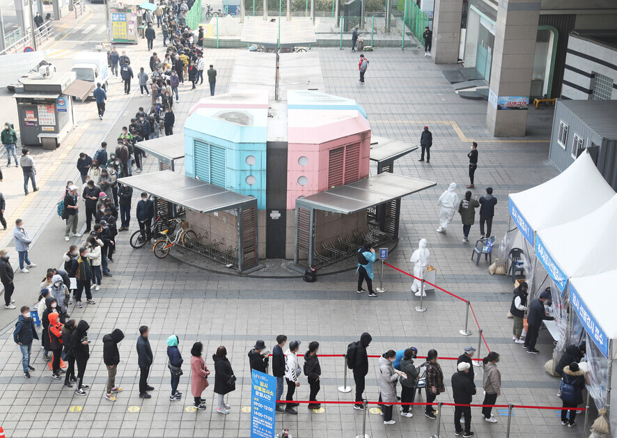 Korean citizens and migrant workers stand in line for COVID-19 testing in front of Suwon Station in Suwon, Gyeonggi Province. (Yonhap News)