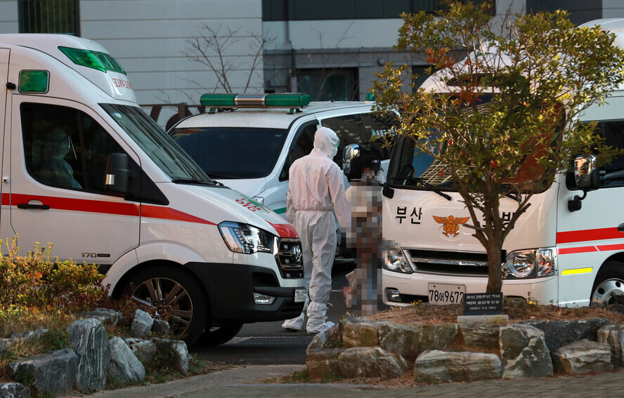 COVID-19 patients are transported to the Keimyung University Dongsan Medical Center in Daegu on Nov. 30. (Yonhap News)
