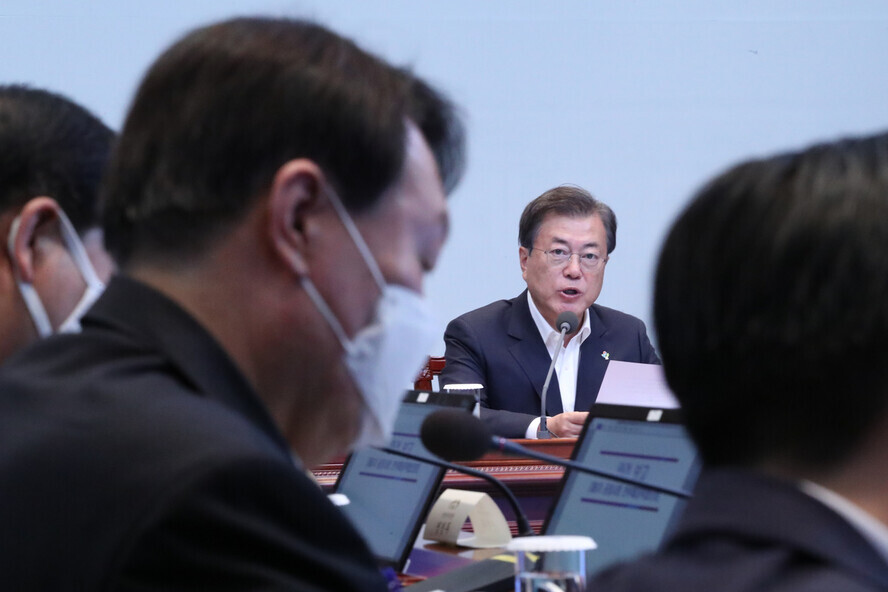 South Korean President Moon Jae-in and Prosecutor General Yoon Seok-youl at the Blue House on June 22. (Yonhap News)
