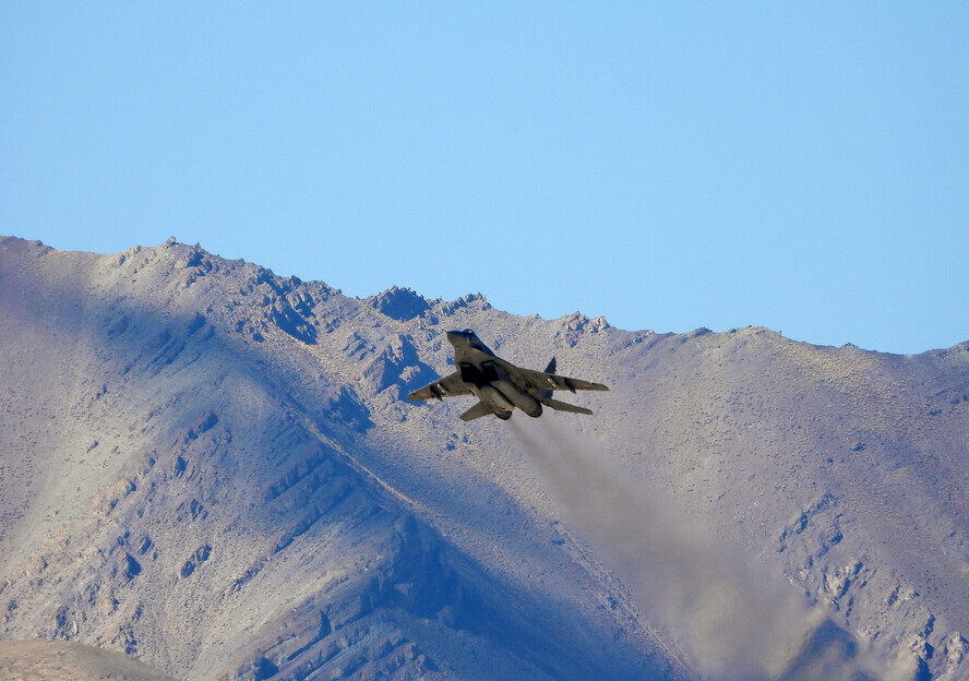 An Indian fighter jet flies above the Ladakh region, which borders China, on Sept. 9. (Reuters/Yonhap News)