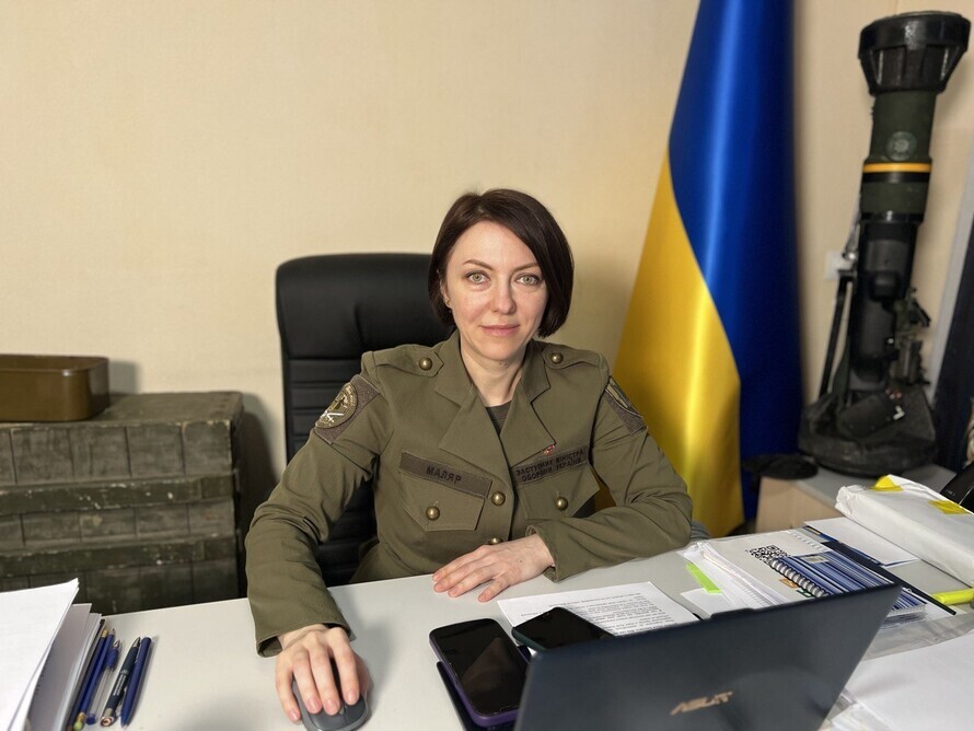 Ukrainian deputy defense minister Hanna Maliar poses for a photograph following her interview with the Hankyoreh at her office in Kyiv. (Noh Ji-won/The Hankyoreh)