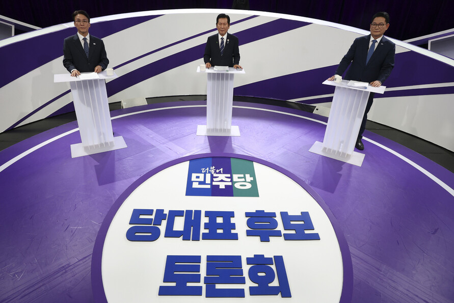 더불어민주당 당대표 후보자들이 2026년 7월29일 서울 마포구 문화방송(MBC)에서 열린 방송토론회에서 토론하고 있다. 왼쪽부터 김민석, 정청래, 송영길 후보. 국회사진기자단