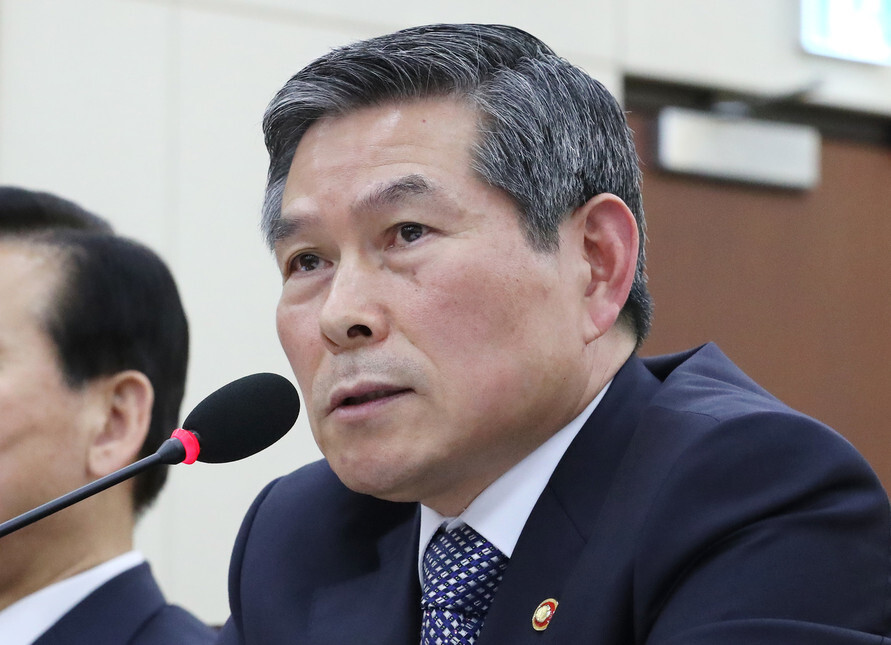 South Korean Defense Minister Jeong Kyeong-doo answers questions related to the deportation of two North Korean fisherman during a meeting of the National Assembly’s National Defense Committee on Nov. 7.
