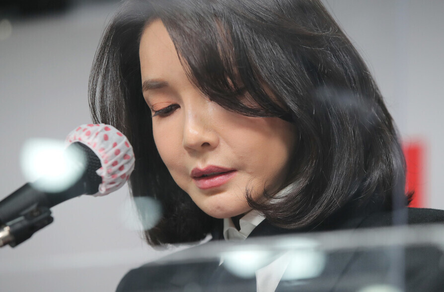 Kim Keon-hee, the wife of then-PPP presidential candidate Yoon Suk-yeol, reads a statement on Dec. 26, 2021, in which she responds to allegations that she padded her resume. (Yonhap)