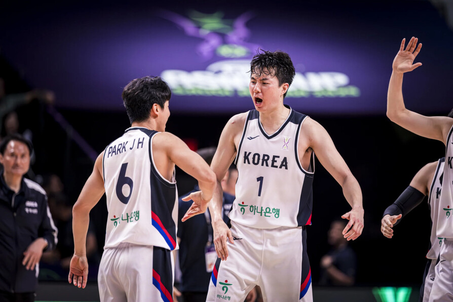 Lee Hyun -joong is roaring after scoring in the match against Lebanon in the third leg of the group A Group A Group A Group A group in Jedda, Saudi Arabia on the 10th. International Basketball Federation Nuri House