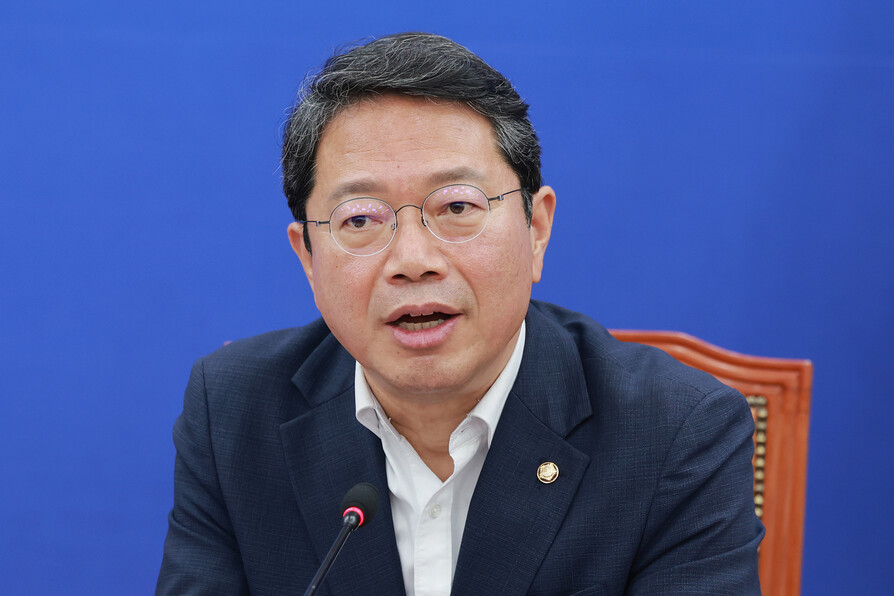 법무부 장관 후보자로 지명된 김승원 더불어민주당 의원이 30일 국회에서 사법부 현안 관련 기자회견에서 취재진 질문에 답하고 있다. 연합뉴스