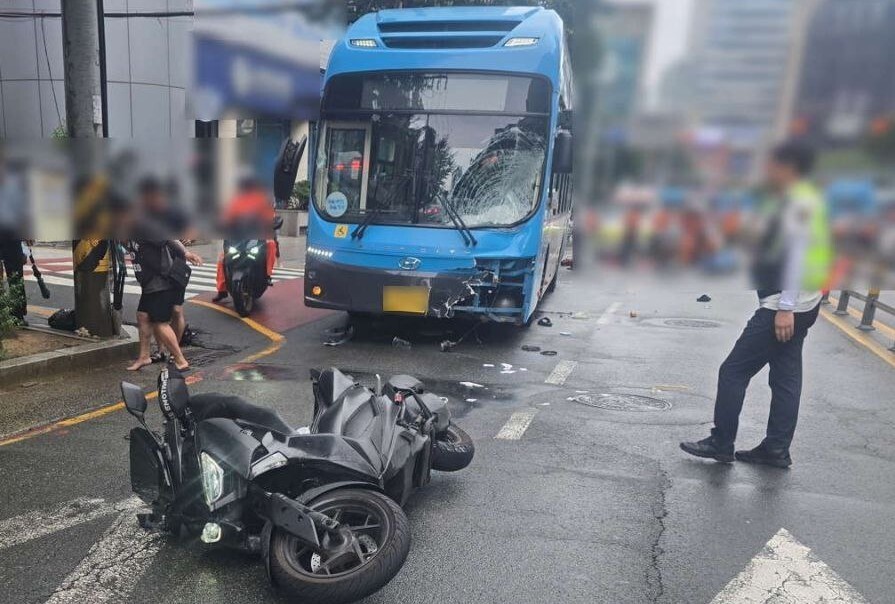 부산 시내버스 돌진 사고 현장