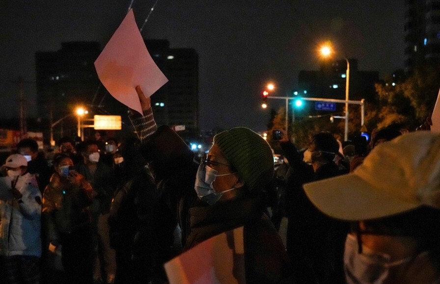 베이징 시민들 밤새 ‘백지 시위’…시진핑 퇴진 구호까지