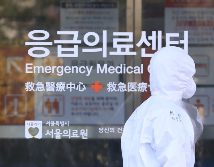 A medical worker enters a novel coronavirus testing center run by the National Medical Center in Seoul on Feb. 6. (Yonhap News)