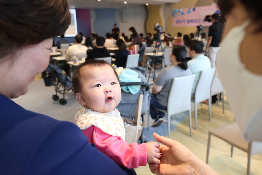 ‘임산부의 날'인 2024년 10월10일 경기도 고양시 일산차병원에서 특강을 듣는 부모를 대신해 직원들이 아기를 보살피고 있다. 주위를 둘러보고 아이를 낳아볼 여유가 생겼을 때, 여성의 몸은 생물학적으로 임신하기에는 유리하지 않게 변해버린 ‘타이밍’의 부조화가 저출생을 부르는지도 모른다. 연합뉴스